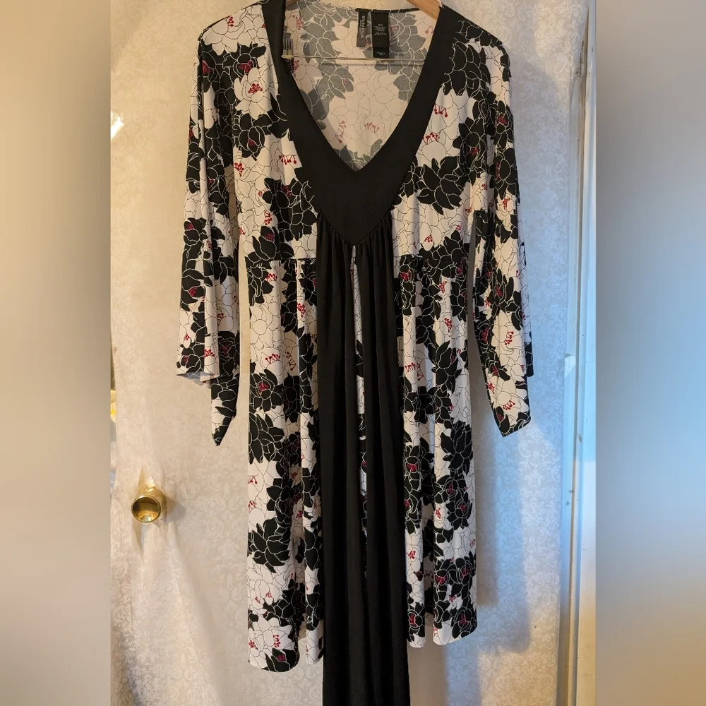BISOU BISOU Black &White Floral Tieback Dress Sz. Medium V-Neck